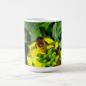 Bee on Yellow Flowers コーヒーマグカップ (中央)
