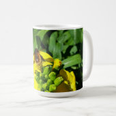 Bee on Yellow Flowers コーヒーマグカップ (正面右)