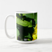 Bee on Yellow Flowers コーヒーマグカップ (左)