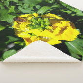 Bee on Yellow Flowers シェルパブランケット (3/4)