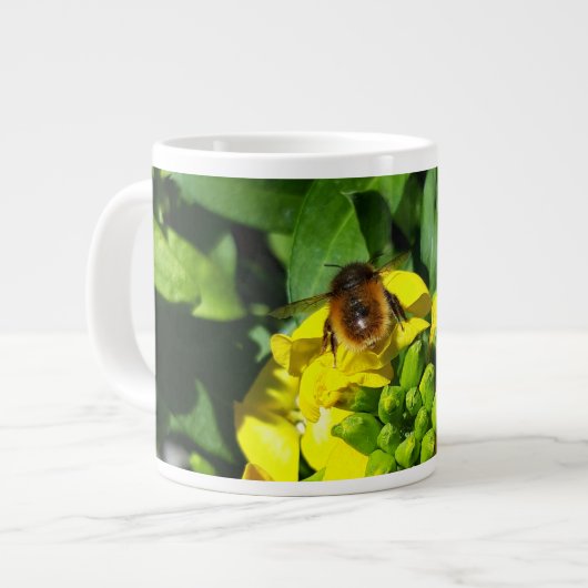 Bee on Yellow Flowers ジャンボコーヒーマグカップ (正面左)