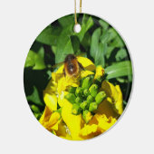 Bee on Yellow Flowers セラミックオーナメント (左)