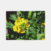 Bee on Yellow Flowers フリースブランケット (正面(横))
