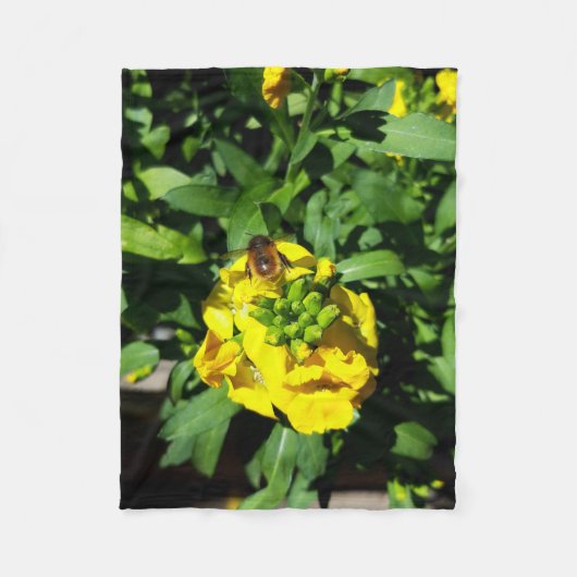 Bee on Yellow Flowers フリースブランケット (正面)