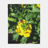 Bee on Yellow Flowers フリースブランケット (正面)