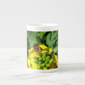 Bee on Yellow Flowers ボーンチャイナマグカップ (正面)