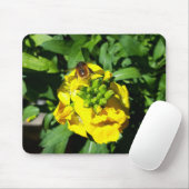 Bee on Yellow Flowers マウスパッド (マウス)