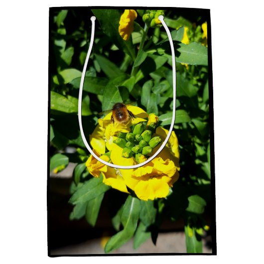 Bee on Yellow Flowers ミディアムペーパーバッグ (正面)