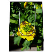 Bee on Yellow Flowers ミディアムペーパーバッグ (裏面)