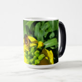 Bee on Yellow Flowers モーフィングマグカップ (正面右)