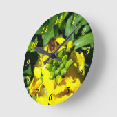 Bee on Yellow Flowers ラウンド壁時計 (傾斜)