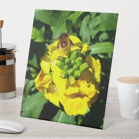 Bee on Yellow Flowers 台座サイン (インサイチュ)