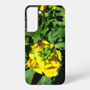 Bee on Yellow Flowers Samsung Galaxy S22+ケース