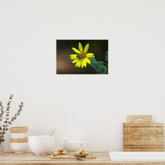 Bee on Yellow Wildflower Poster ポスター (キッチン)