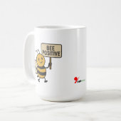 "Bee Positive" マグカップ | 可愛いマルハナバチのスローガン (正面左)