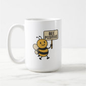 "Bee Positive" マグカップ | 可愛いマルハナバチのスローガン (左)