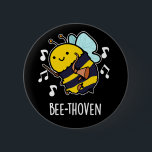 Bee-thoven Funny Music Bee Pun Dark BG 缶バッジ<br><div class="desc">Bee-thoven Funny Music Bee Pun features a cute musical bee. Perfect pun gift for family and friends who love cute music bee puns.</div>