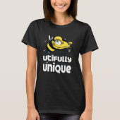 Bee utifully unique  Beekeeper Bee Tシャツ (正面)