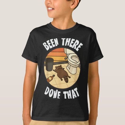 Been There Done That Drunk Racoon Funny Bathroom D Tシャツ (正面)