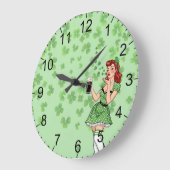 Beer Loving Irish Pin Up ラージ壁時計 (傾斜)