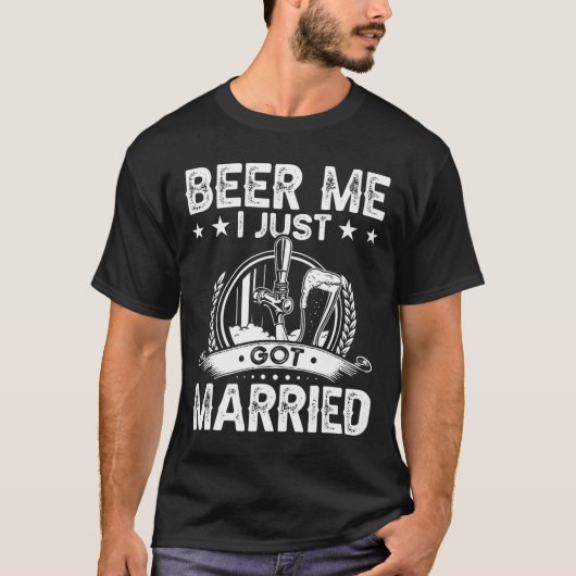 Beer Me 得 Just おもしろい Groom Bri Tシャツ (正面)