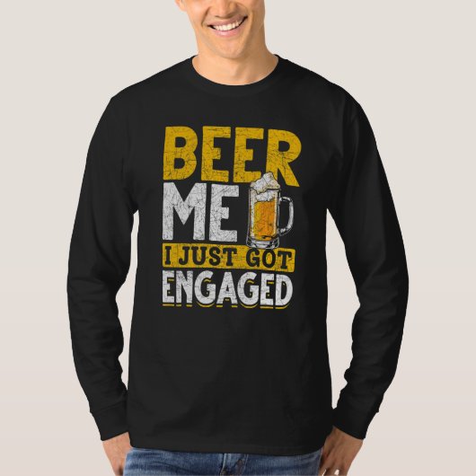 Beer Me I Just 得 Beer 婚約した Drink Engageme Tシャツ (正面)