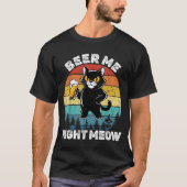 Beer Me Right Meow Funny Cat Drinking Humor Tシャツ (正面)
