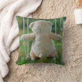 Beer op schommel vanaf de rug. クッション (ブランケット)