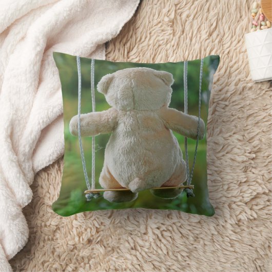 Beer op schommel vanaf de rug. クッション (ブランケット)