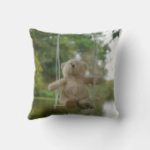 Beer op schommel vanaf de rug. クッション (裏面)