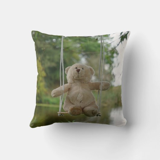 Beer op schommel vanaf de rug. クッション (裏面)