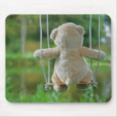 Beer op schommel vanaf de rug. マウスパッド (正面)