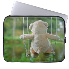 Beer op schommel vanaf de rug. ラップトップスリーブ