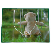 Beer op schommel vanaf de rug.