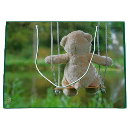 Beer op schommel vanaf de rug. ラージペーパーバッグ