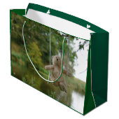 Beer op schommel vanaf de rug. ラージペーパーバッグ (裏面アングル)