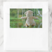 Beer op schommel vanaf de rug. 長方形シール (バッグ)