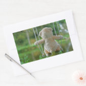 Beer op schommel vanaf de rug. 長方形シール (封筒)