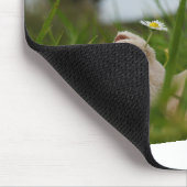 Beer relaxt in natuur met Hollandse molen. マウスパッド (コーナー)