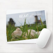 Beer relaxt in natuur met Hollandse molen. マウスパッド (マウス)