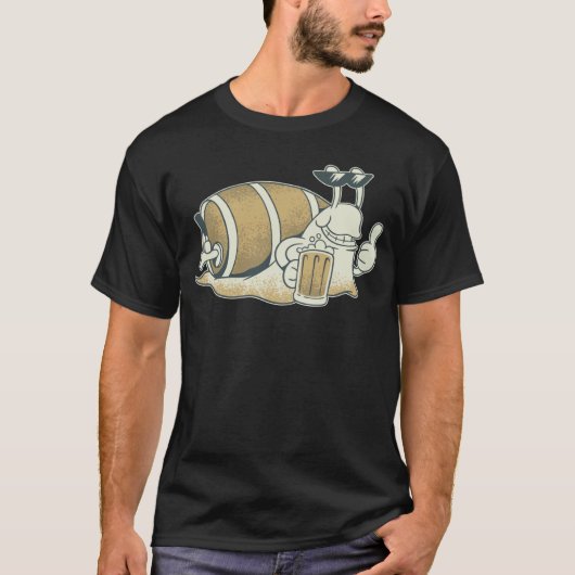 Beer snail snail with beer barrel tシャツ (正面)