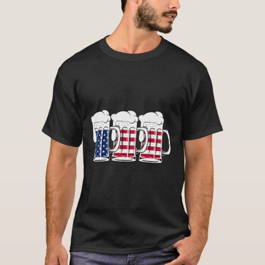 Beer Usa Flag Mericaアメリカ人男性の女性を飲む4 Tシャツ (正面)