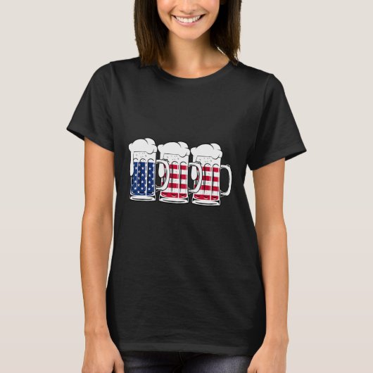 Beer Usa Flag Mericaアメリカ人男性の女性を飲む4 Tシャツ (正面)