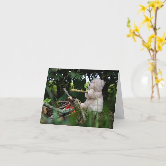 Beertje dat bij kampvuur zit. カード (黄色い花)