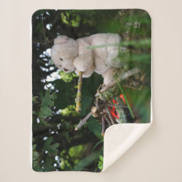 Beertje dat bij kampvuur zit. シェルパブランケット