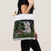 Beertje dat bij kampvuur zit. トートバッグ (クローズアップ)