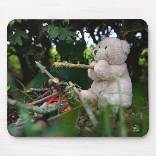 Beertje dat bij kampvuur zit. マウスパッド (正面)