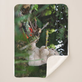 Beertje dat bij kampvuur zit. sherpa deken シェルパブランケット