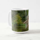 Beertje op schommel aan boom コーヒーマグカップ (正面左)