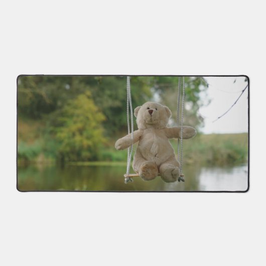 Beertje op schommel aan boom デスクマット (正面)